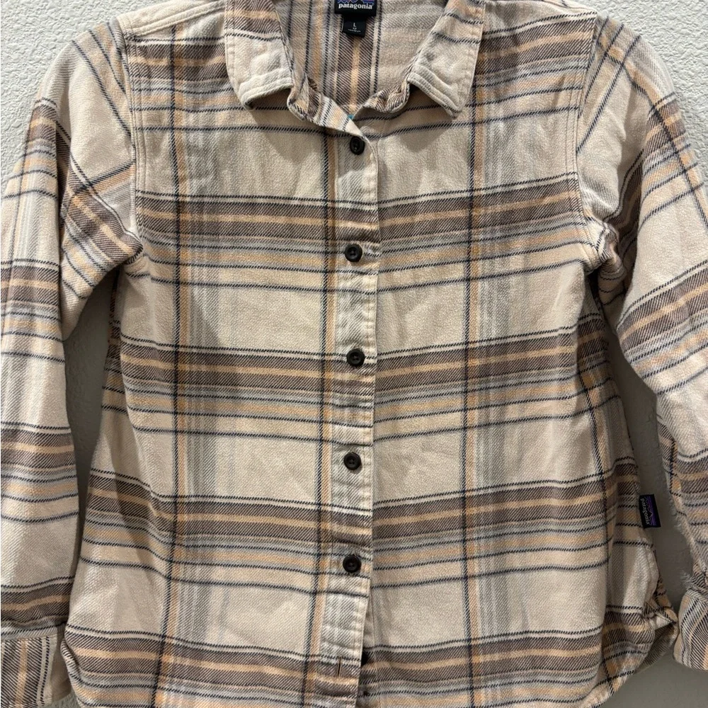 Patagonia Striped Shirt in Beige and Blue flannel used good conditions - Picture 9 of 9